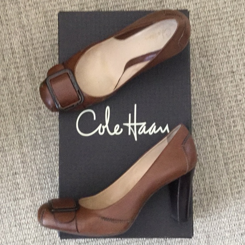 Cole Haan Camel color pump with buckle front. Sz 9